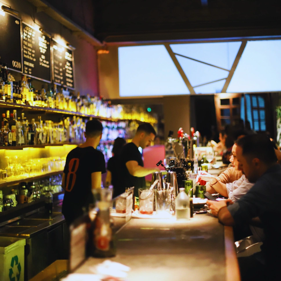 Bar 878
